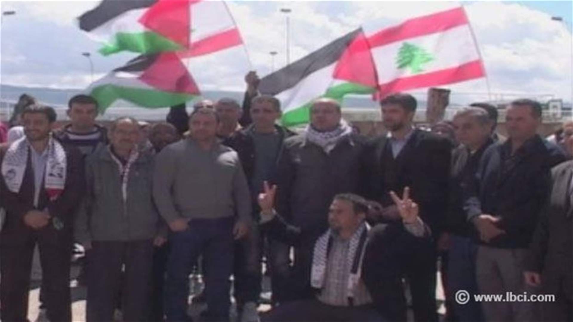 فلسطينيون يتضامنون مع سكان مخيم اليرموك 