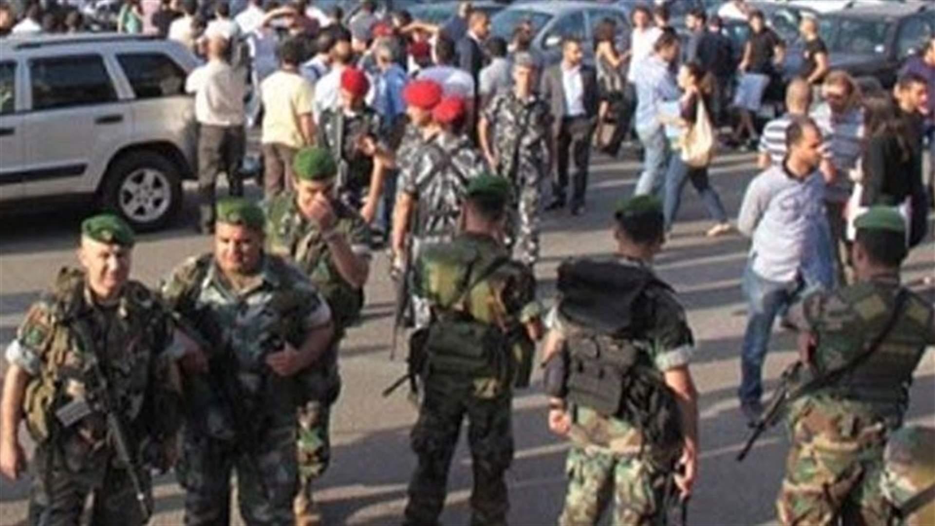 الجيش يتدخل لفض اشكال فيتحول لاشكال معه 