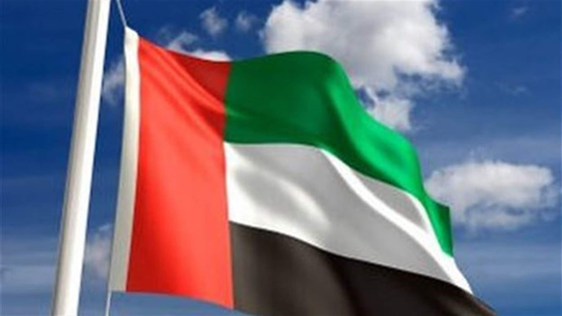 عمال يحرقون موقع بناء في الامارات