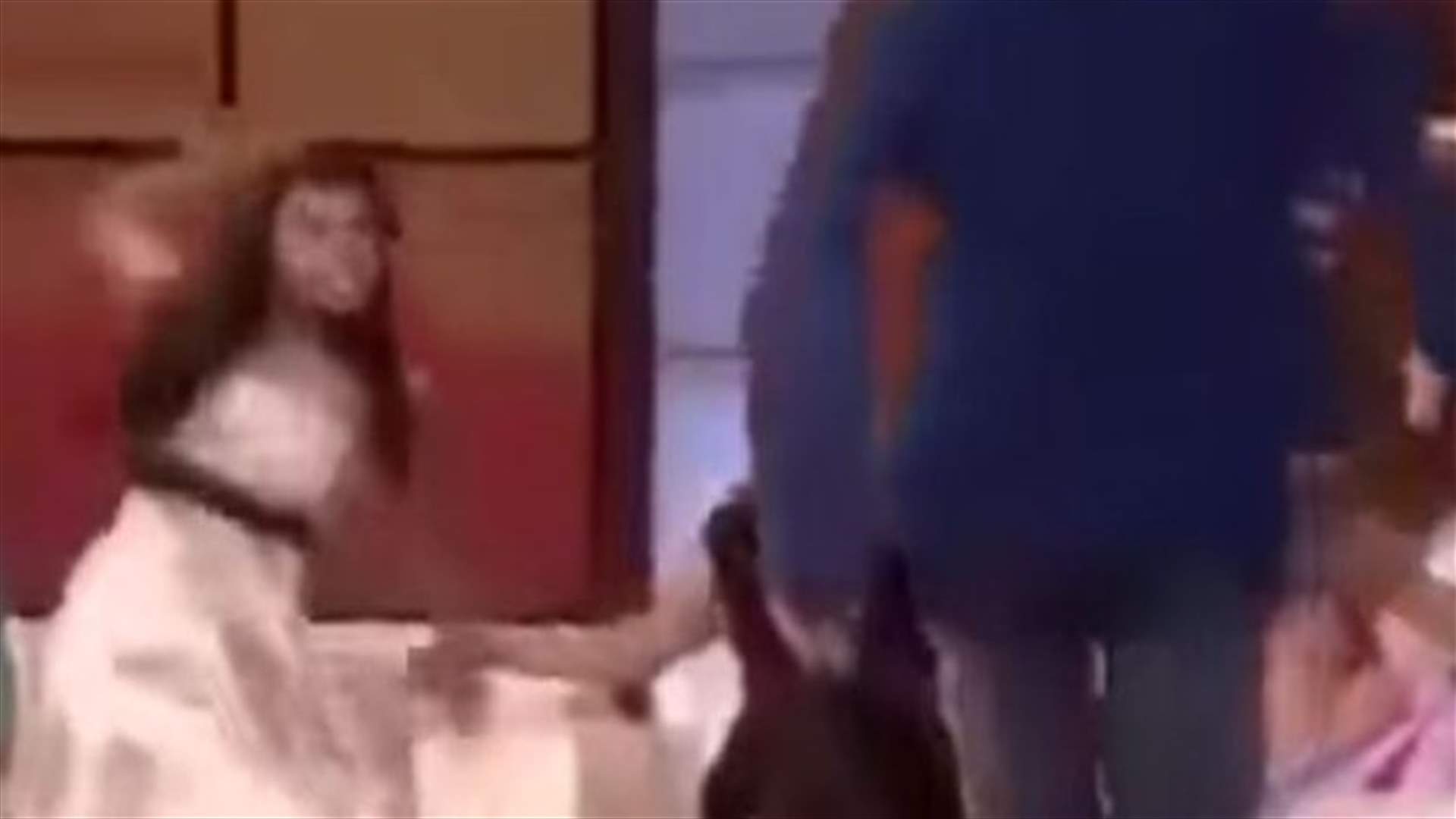 بالفيديو: مذيعة تضرب ضيفها بحذائها