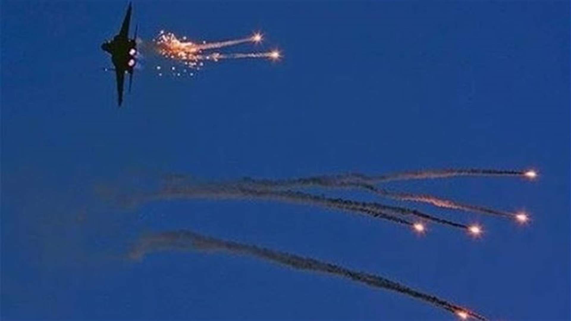 Israeli troops fire flare bombs, comb borderline