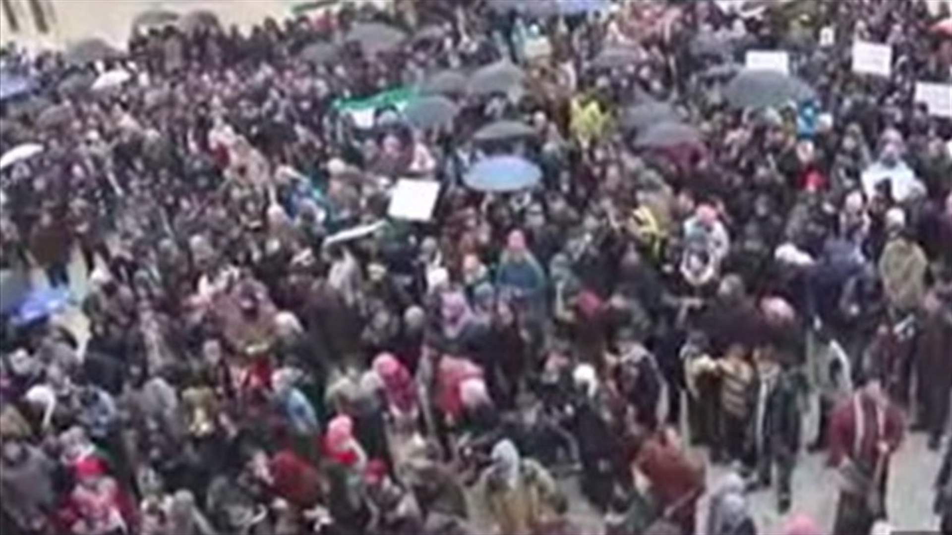 Thousands of Syrians march against Assad at funeral, 4 wounded 