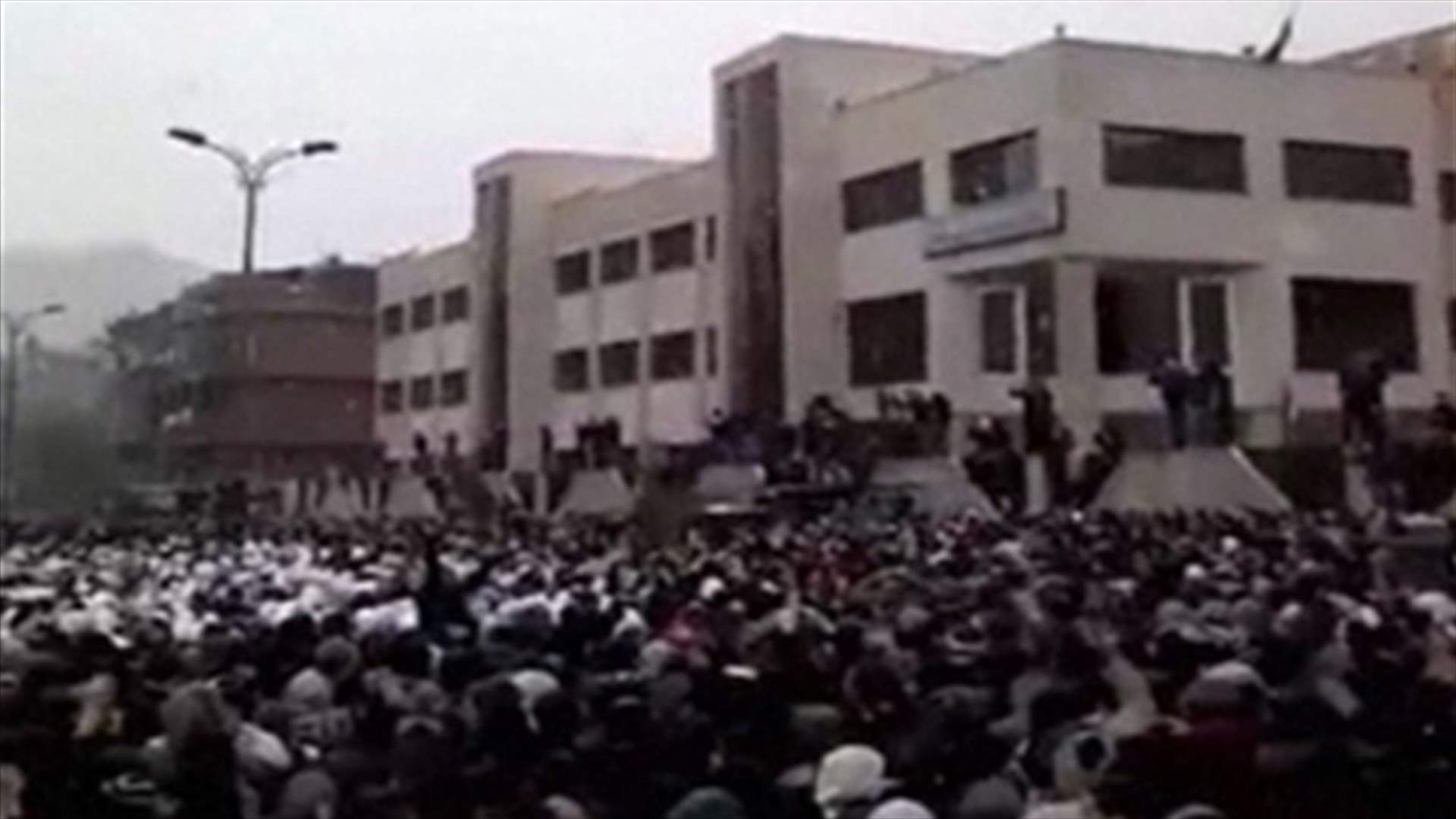 اطلاق نار على تشييع بدمشق وأكثر من 14 مليون سوري سيصوتون على دستور جديد