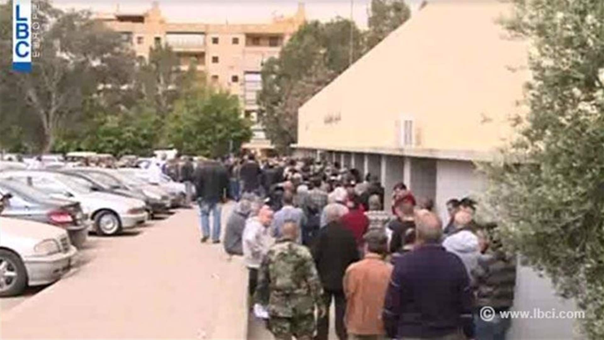 طوابير السيارات تتلاحق على الطريق المؤدي الى مبنى الميكانيك 