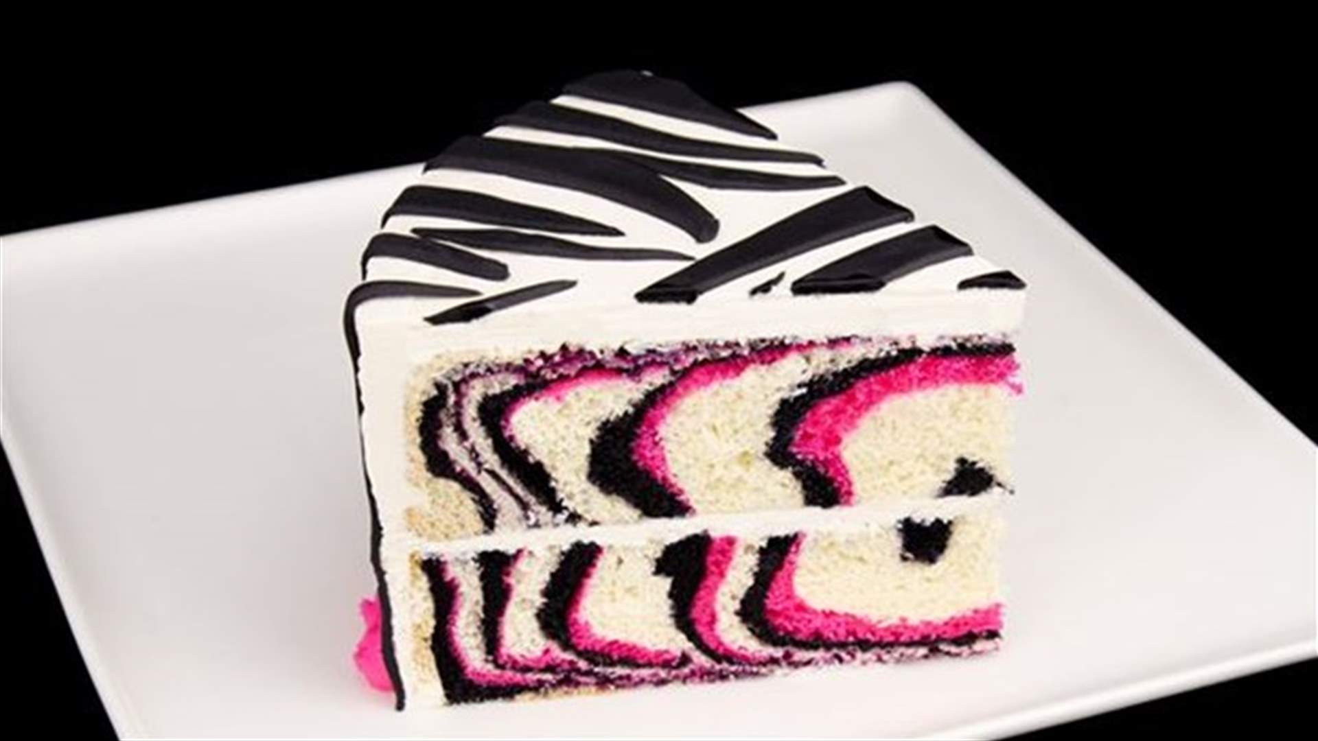 بالفيديو: تعلموا كيفية تحضير كعكة مميزة بالخطوط البيضاء والسوداء