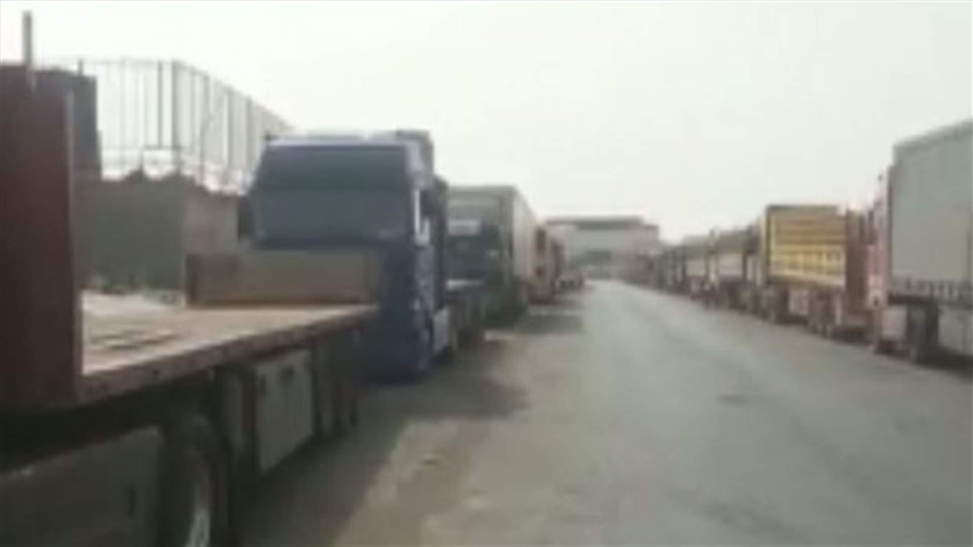 السائقون اللبنانيون العالقون بالسعودية يناشدون المسؤولين حل قضيتهم 