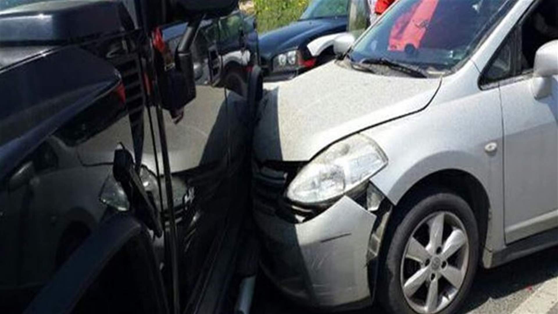 بالصور: جريج بحادث سير بين 5 سيارات على أوتوستراد شكا 
