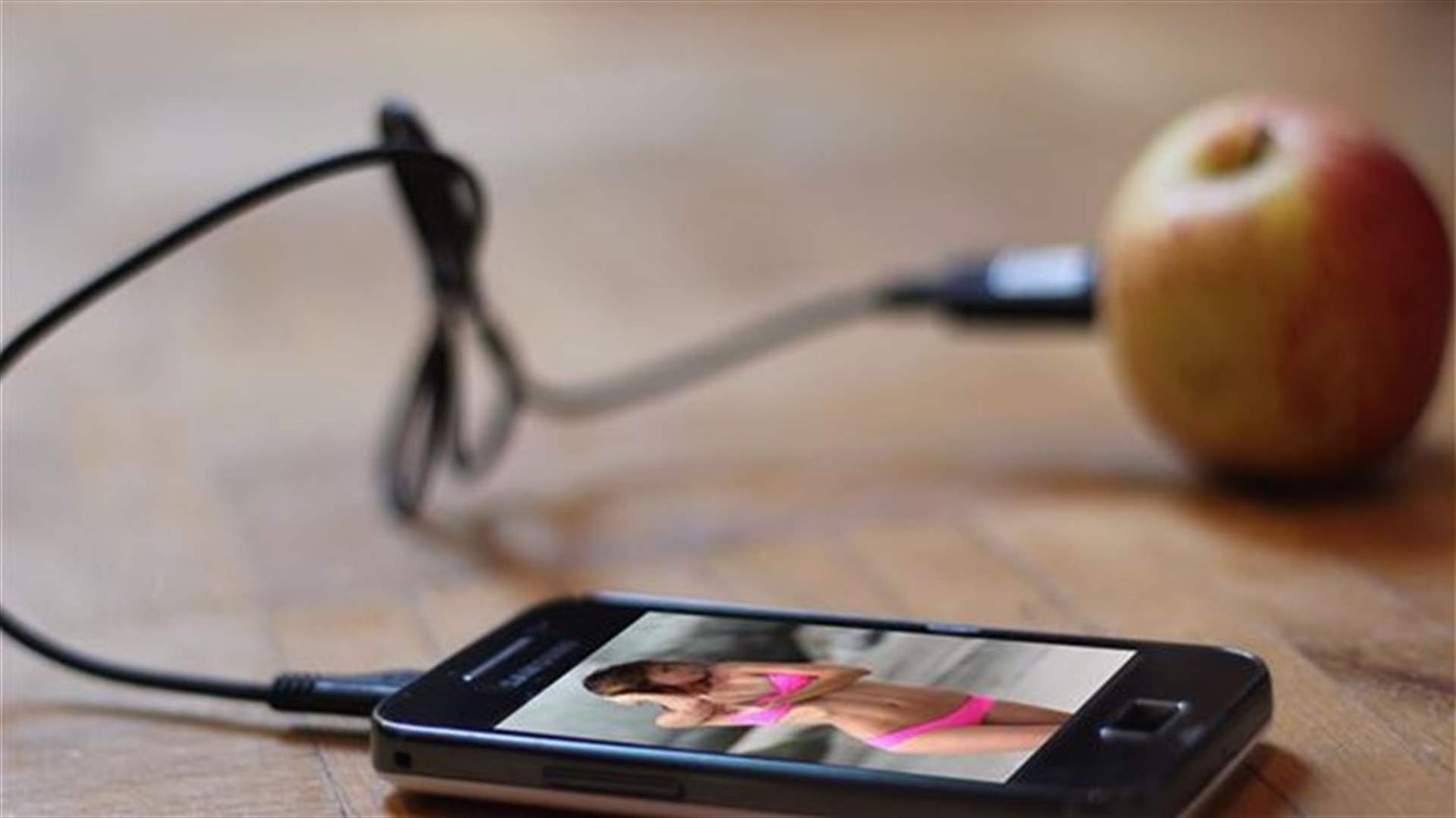 بالفيديو: البطاطا والتفاح لشحن الهاتف الذكي!