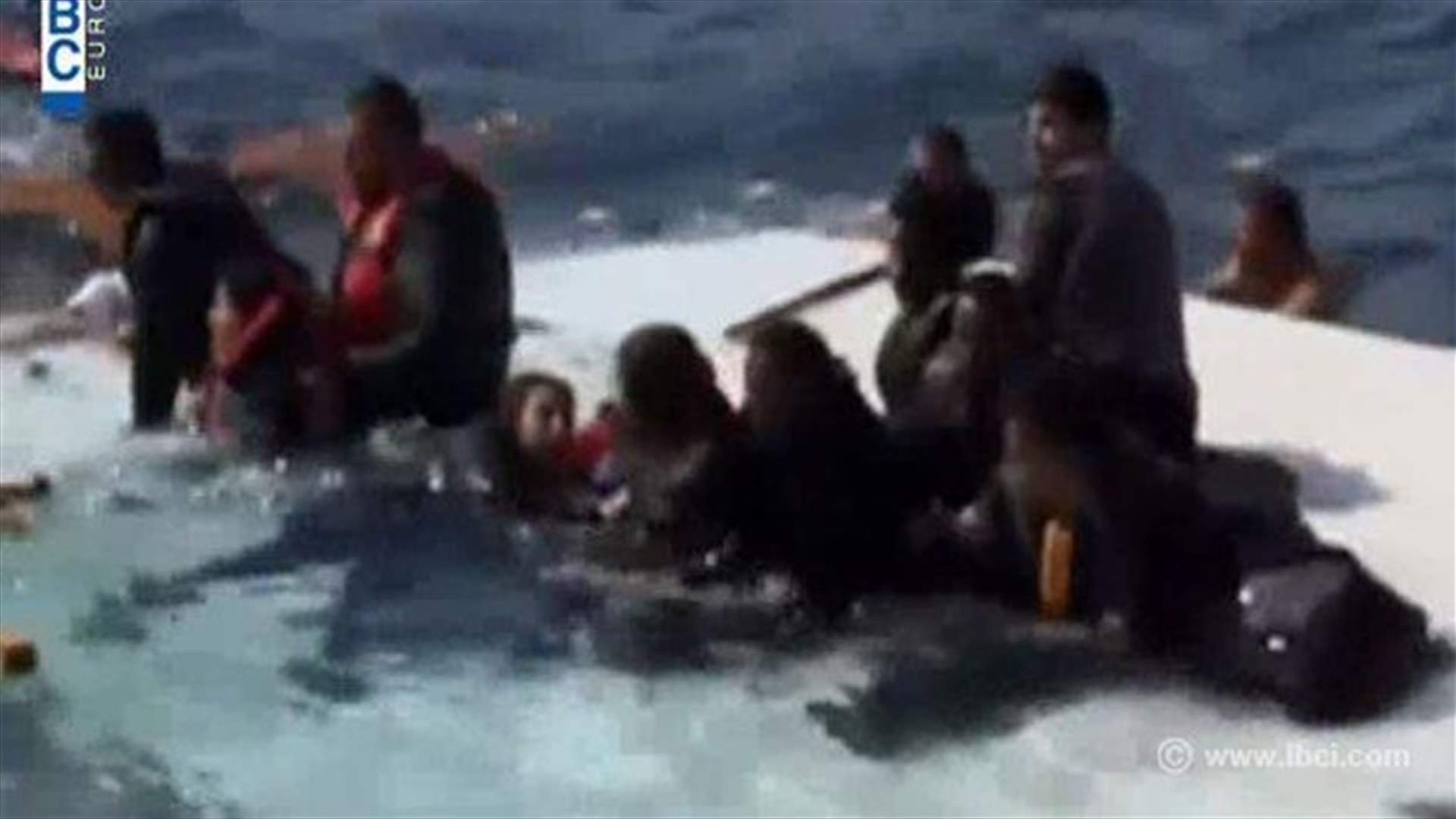 إيطاليا تعتقل اثنين من المهاجرين الناجين من كارثة السفينة 