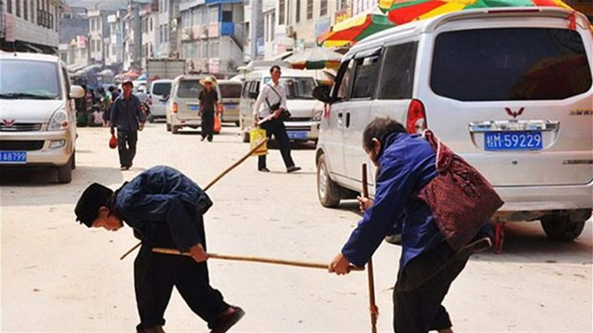 بالصور - امرأة حدباء توجّه زوجها الضرير طيلة 30 عامًا 