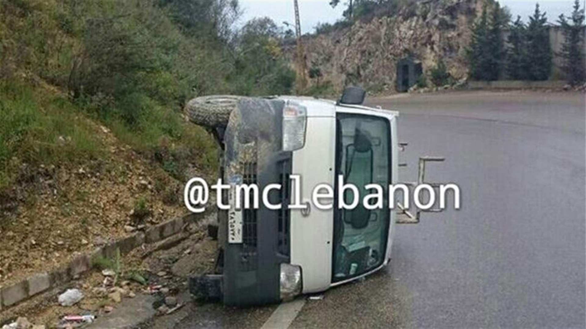 جريح بانقلاب سيارة على طريق ذوق مصبح