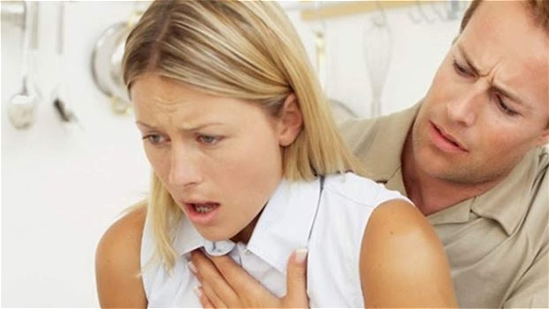 بالفيديو: كيف ننقذ حياتنا في حال الاختناق؟