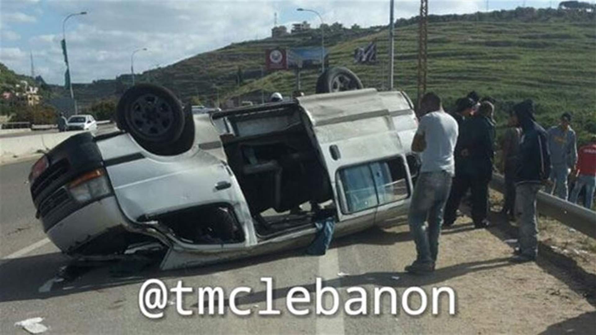 بالصورة: 5 جرحى في انقلاب فان على أوتوستراد صيدا - صور
