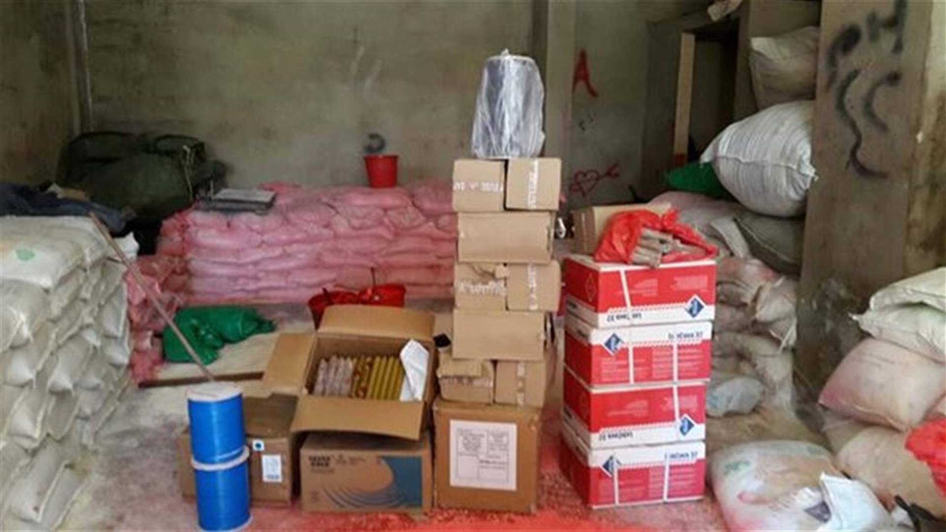 بالصور...القبض على 4 سوريين وضبط معمل لتصنيع العبوات في المرج