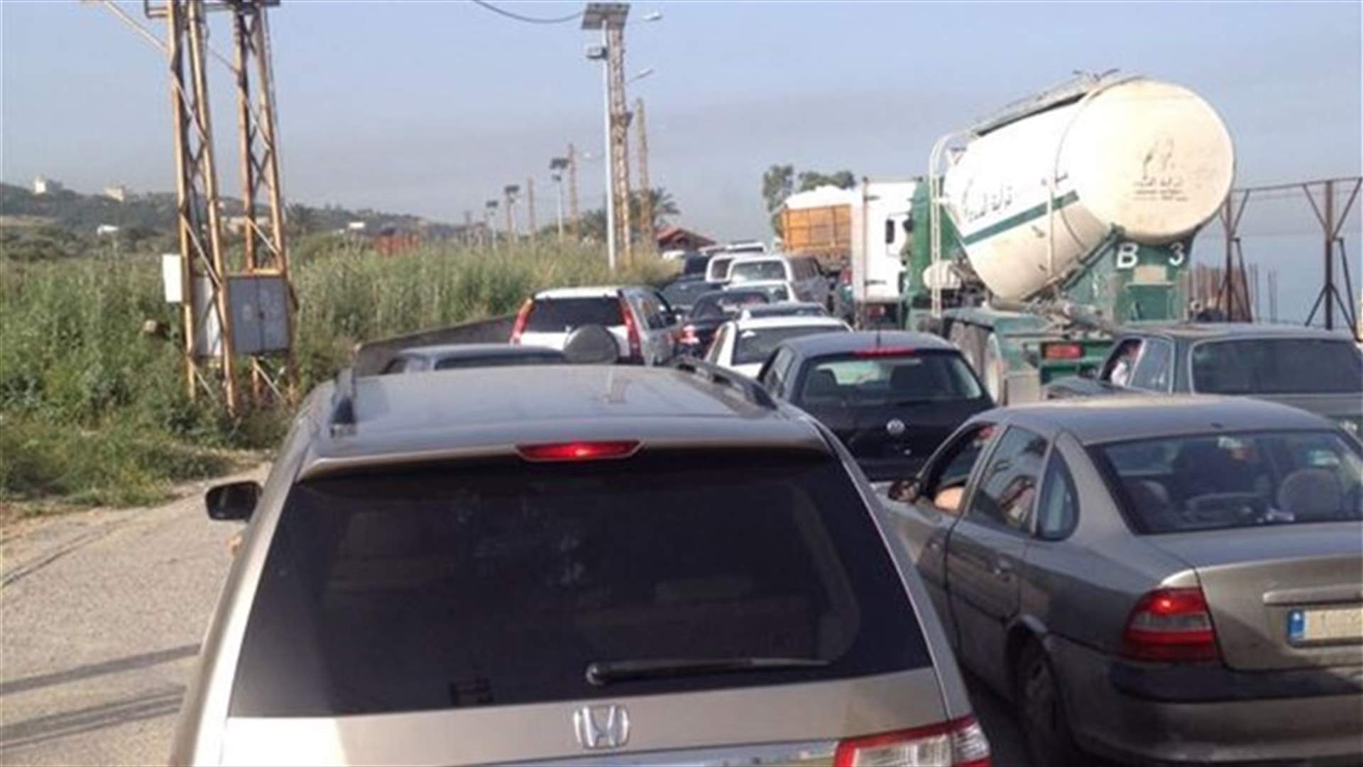 تدهور شاحنة أدى لزحمة سير خانقة قبل جسر المدفون