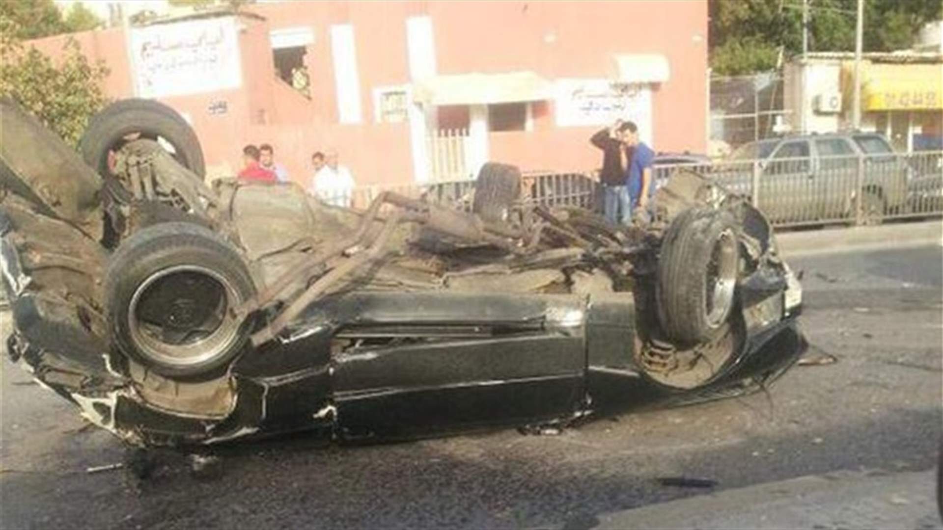 بالصور..قتيل وجريحة بحادث مروع على اوتوستراد الياس الهراوي 