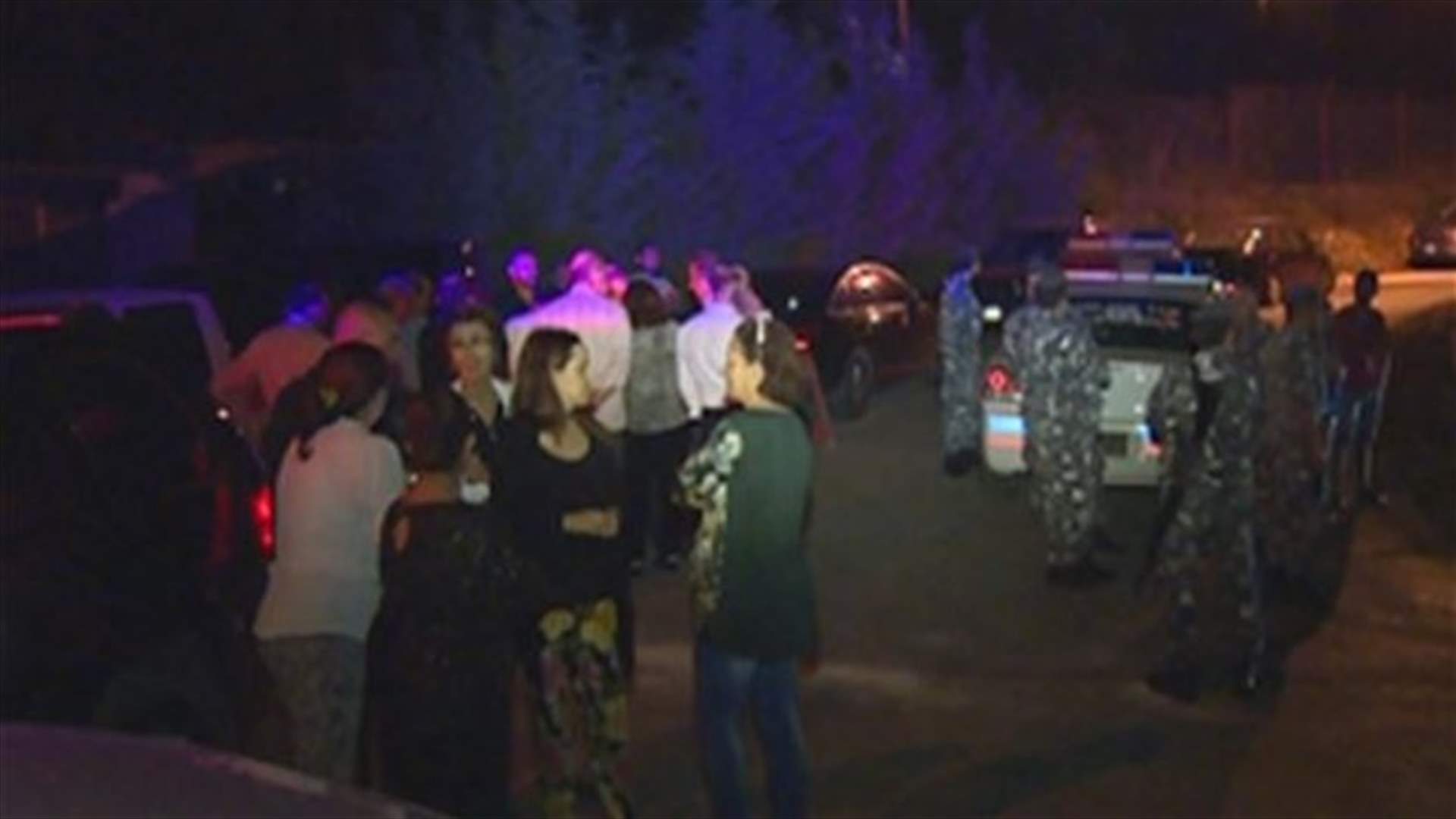 شبان عمشيت يقطعون الطريق بوجه شاحنات النفايات