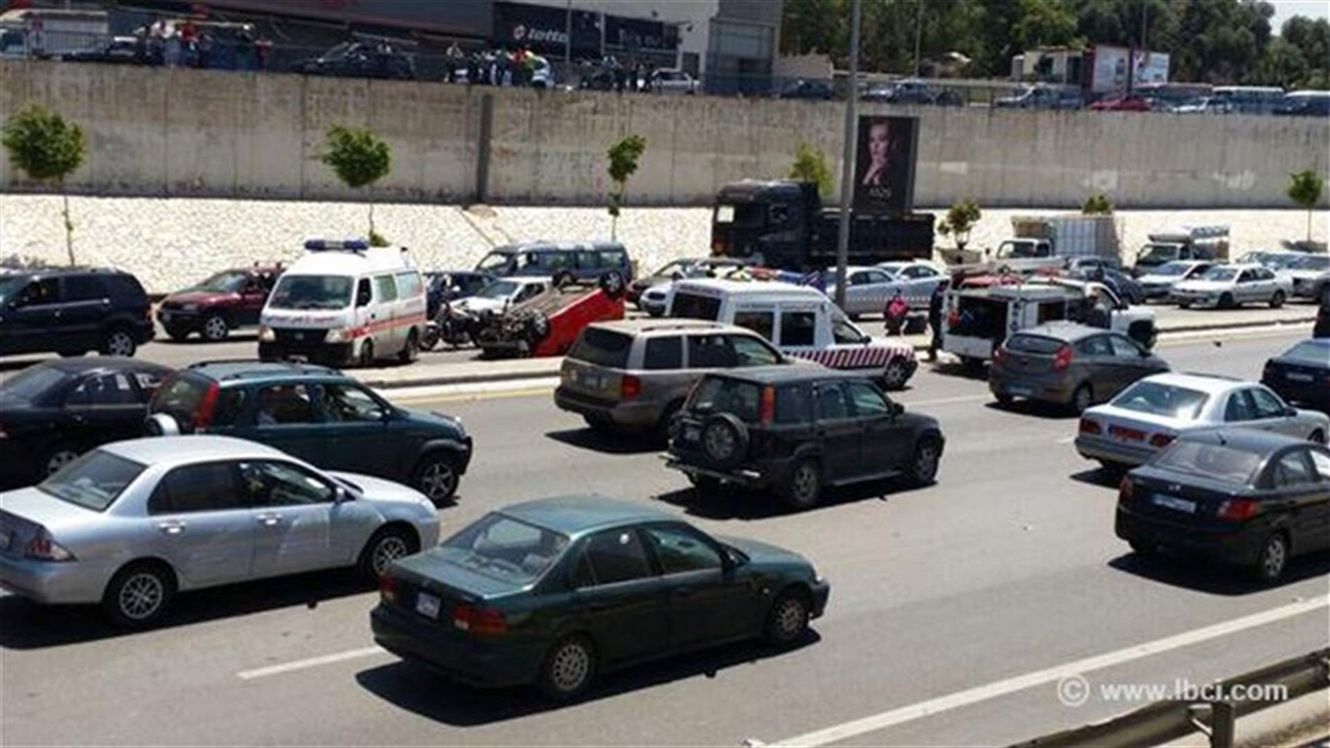 بالصور..انقلاب سيارة على اوتوستراد الاسد باتجاه المدينة الرياضية