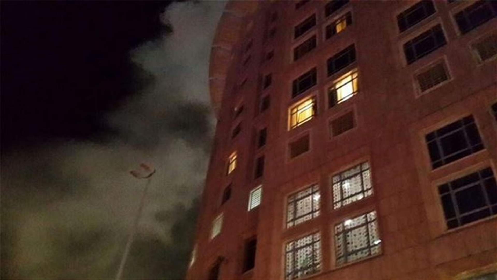 بالصور: حريق في فندق "مونرو" في وسط بيروت 