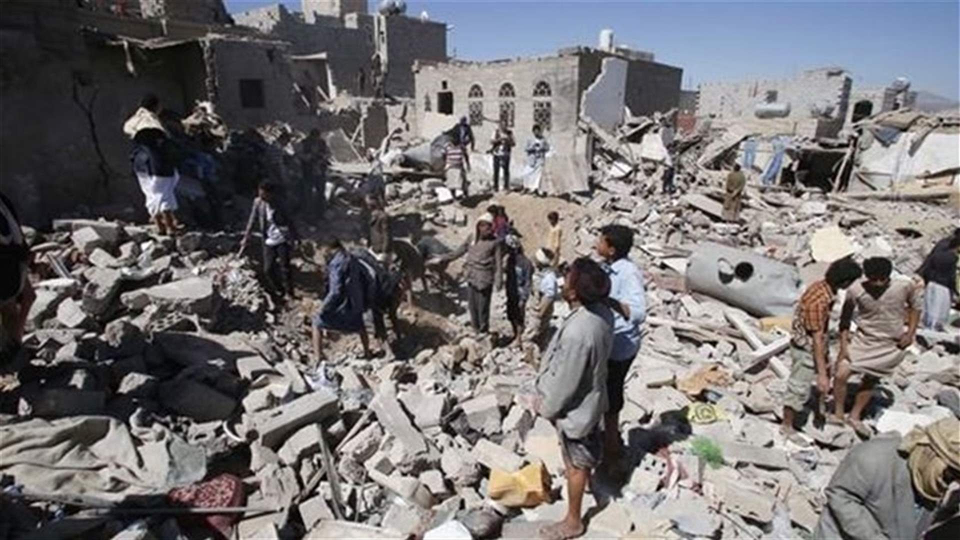 Heavy clashes in Aden airport, alliance accused of cluster bomb use
