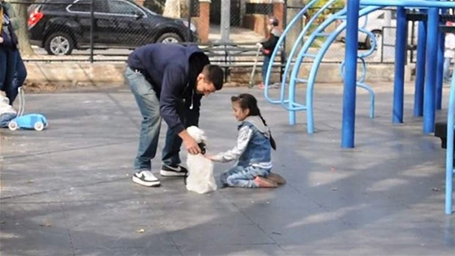 بالفيديو: استعان بجرو لجذب الأطفال فكانت النتيجة صادمة!