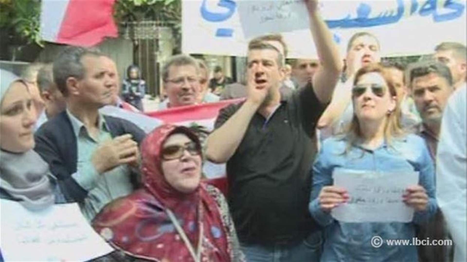 موظفو مستشفى رفيق الحريري يعتصمون أمام وزارة الصحة