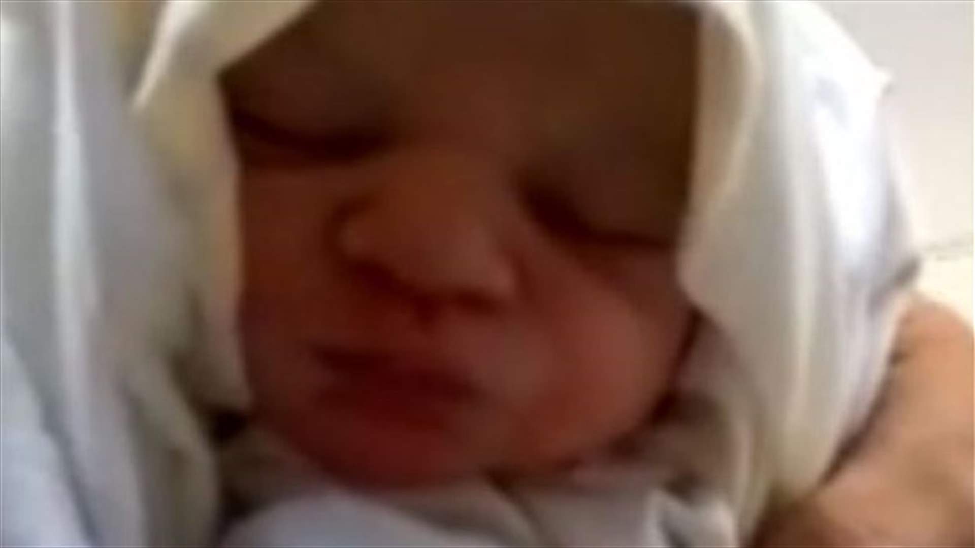 بالفيديو: رمت مولودها في الشارع بعد ساعاتٍ على إنجابه