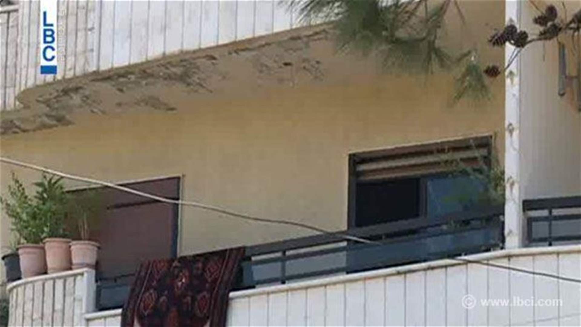 ضربها ورمى بها من الطابق الثاني 