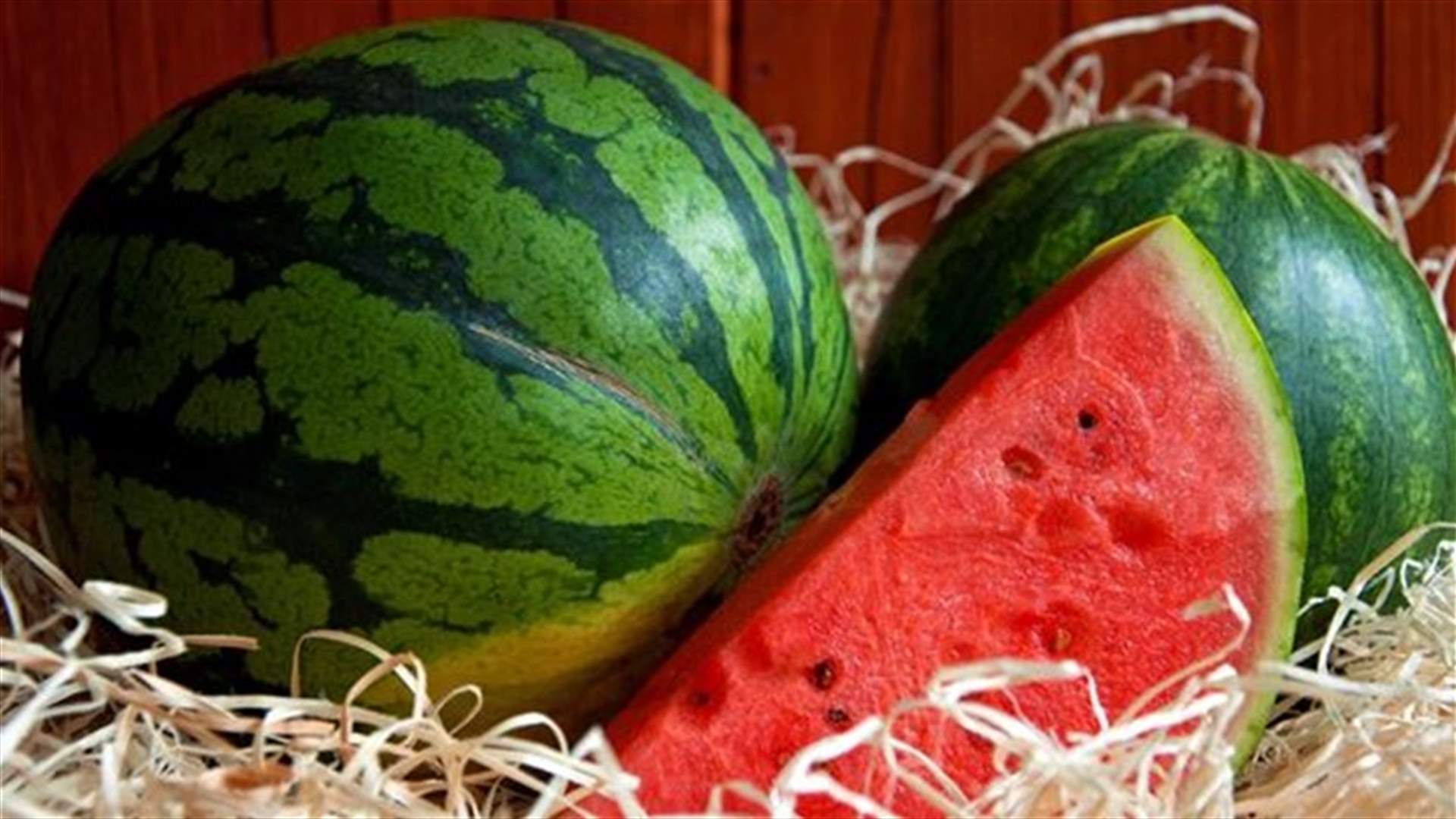 بالفيديو: أبرز فوائد البطيخ وأسرع طريقة لتقطيعه