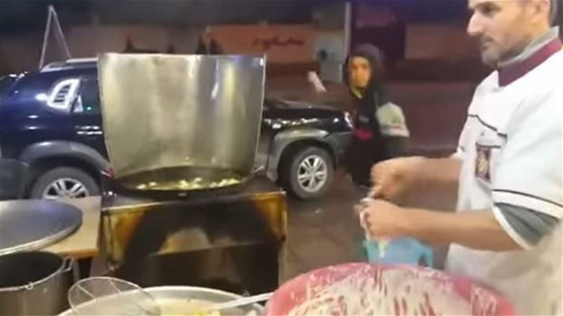 بالفيديو: أسرع صانع "عوامات" في الأردن سيُدهشكم!