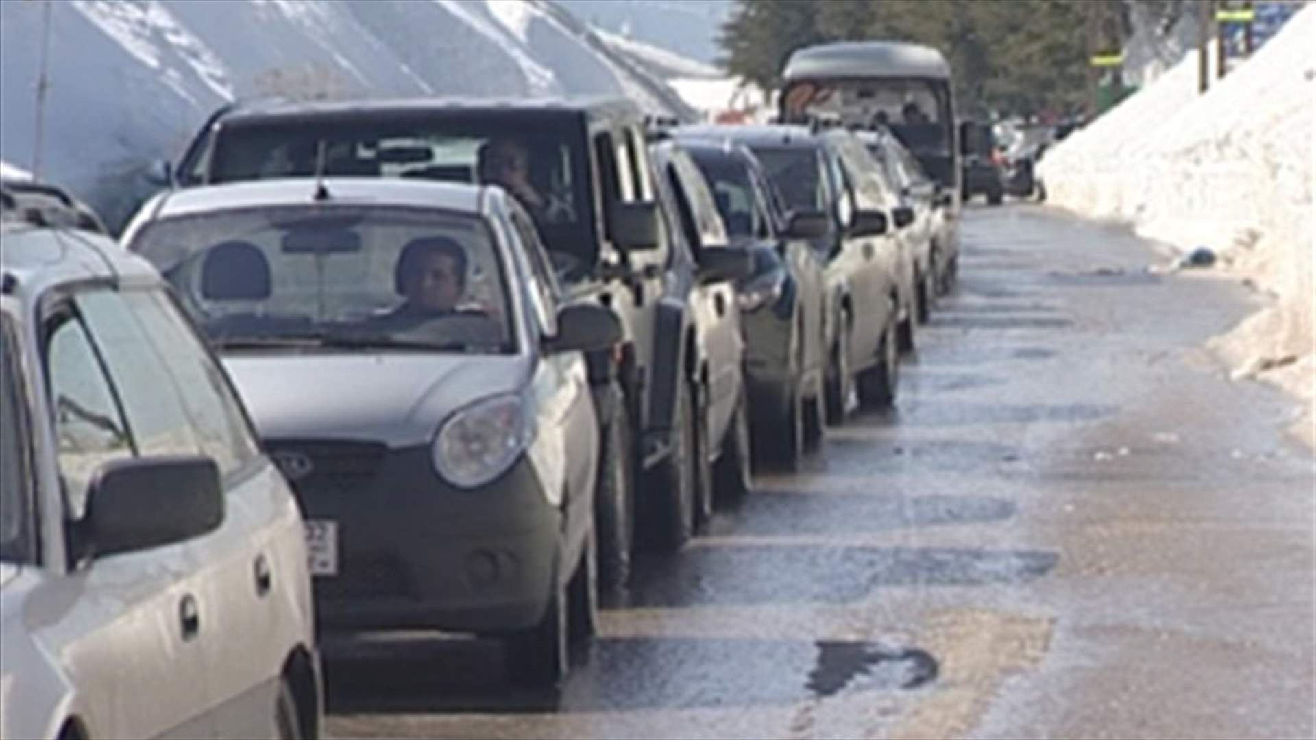 تكون الجليد وتوافد الزوار يسببان زحمة خانقة على طريق فاريا كفردبيان