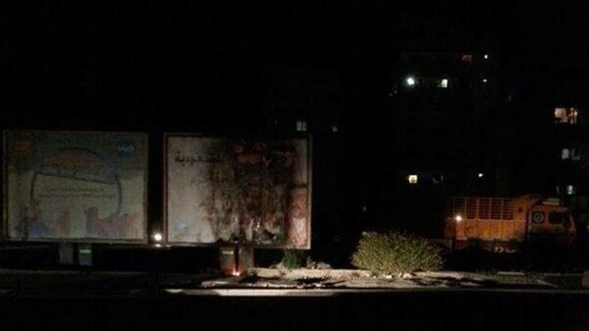 للمرة الثانية في خلال اسبوع..مجهولون يحرقون لافتة لتيار المستقبل في صيدا 