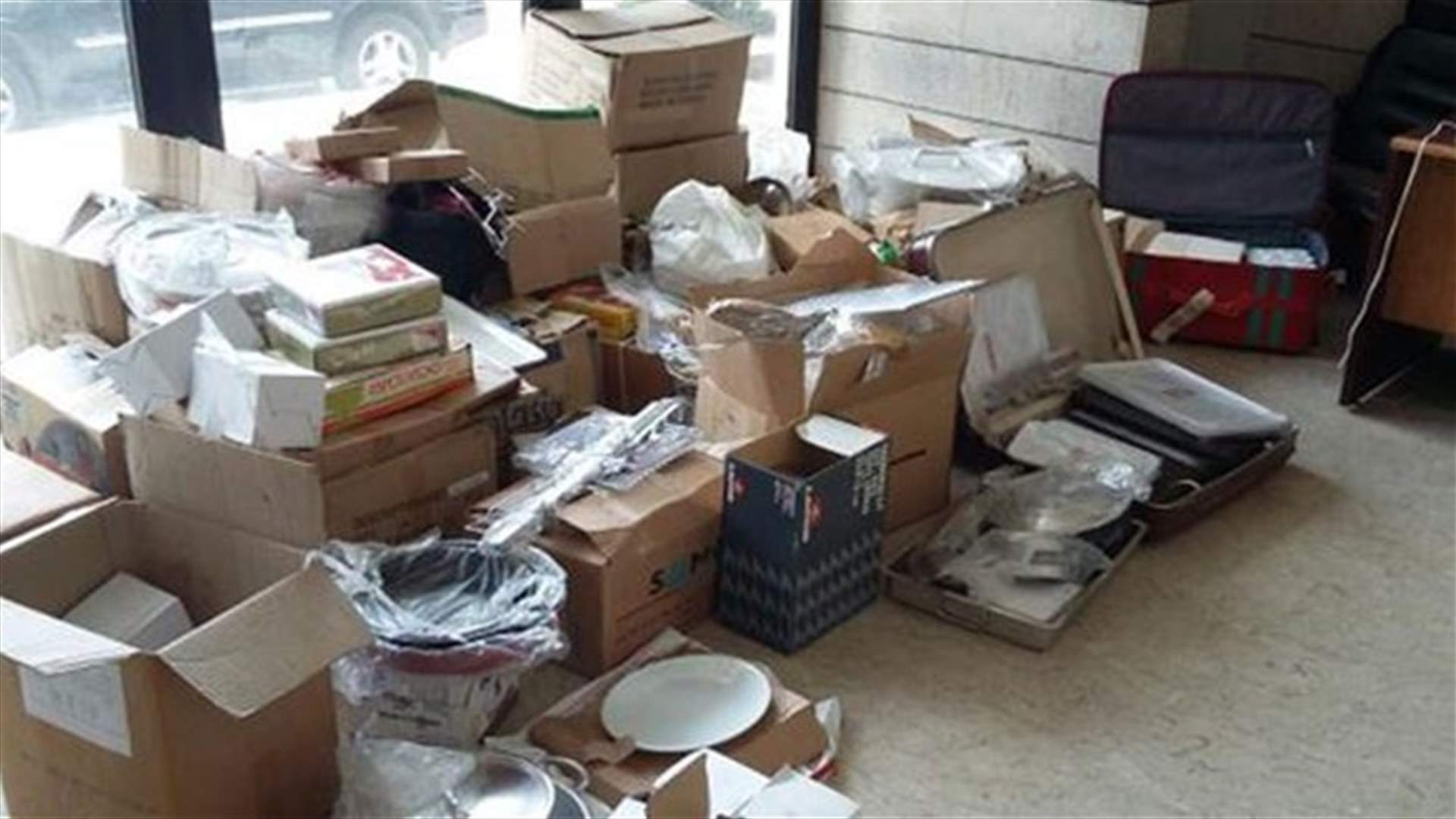 بالصور...مؤتمنون على مستودعات شركة...سرقوا محتوياتها