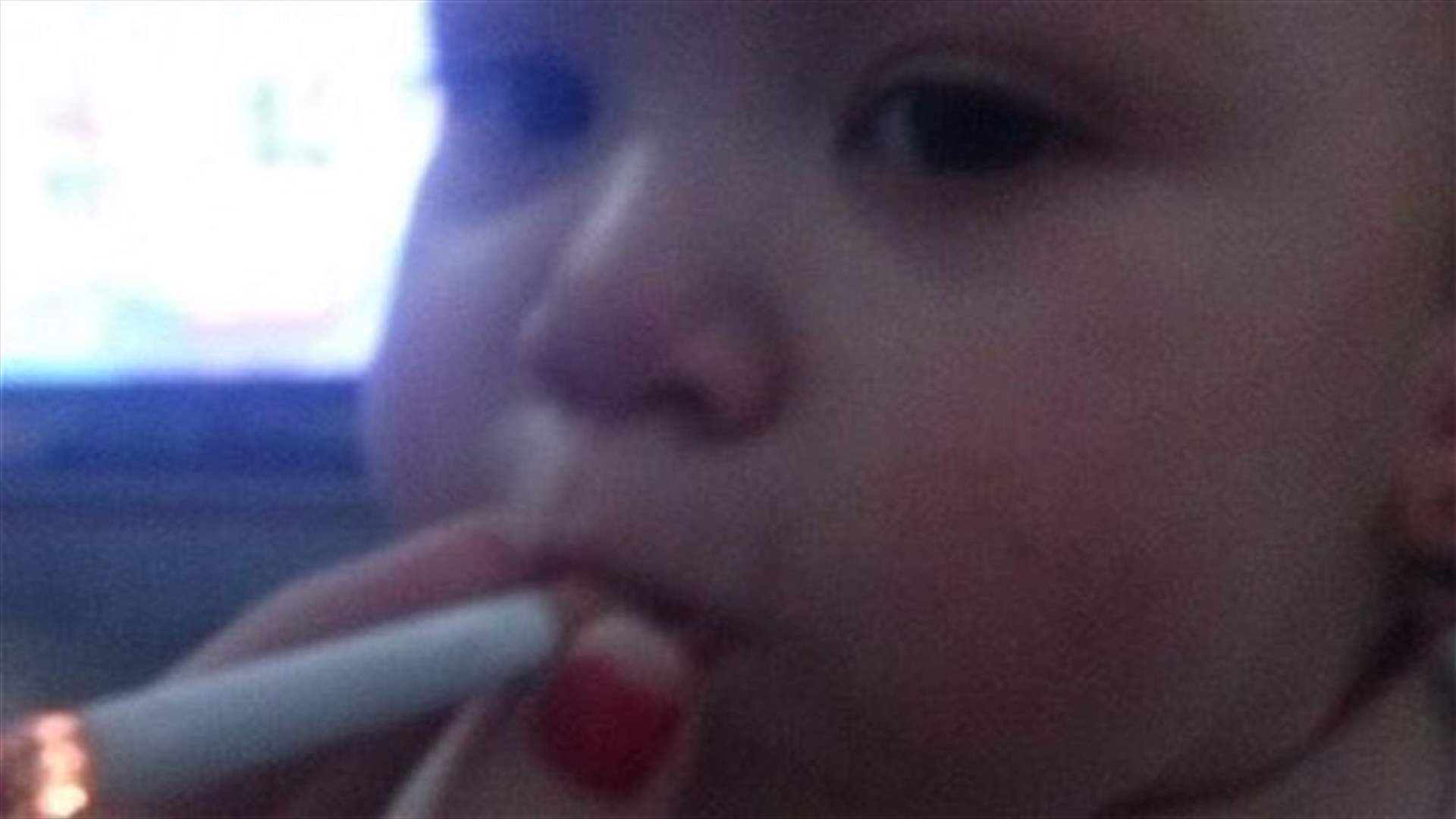 لصورةٍ على انستغرام... ابنة السنة الواحدة تٌدخّن السيجارة!
