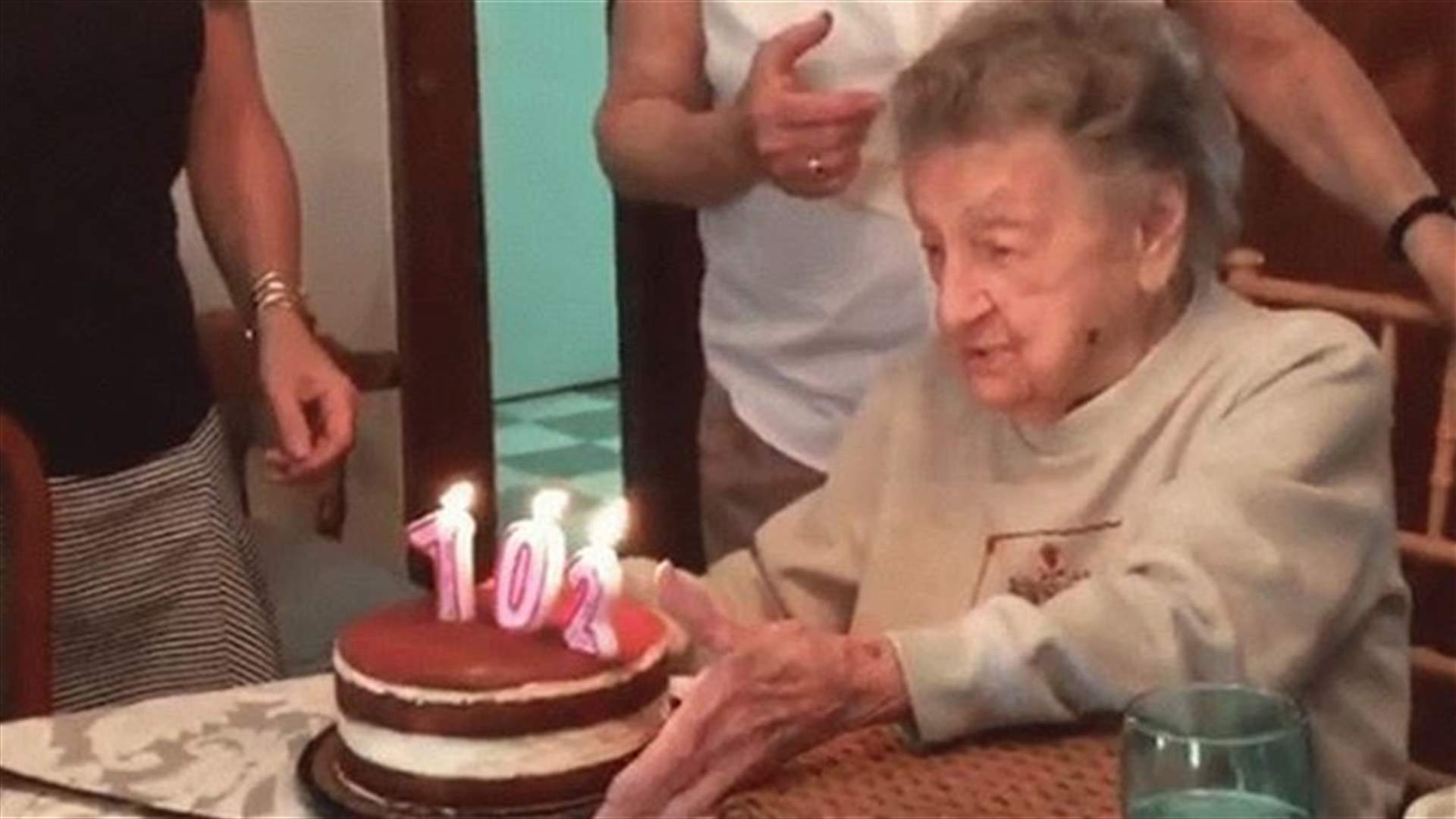 بالفيديو: احتفلت بعيد ميلادها الـ 102 ولكن ...