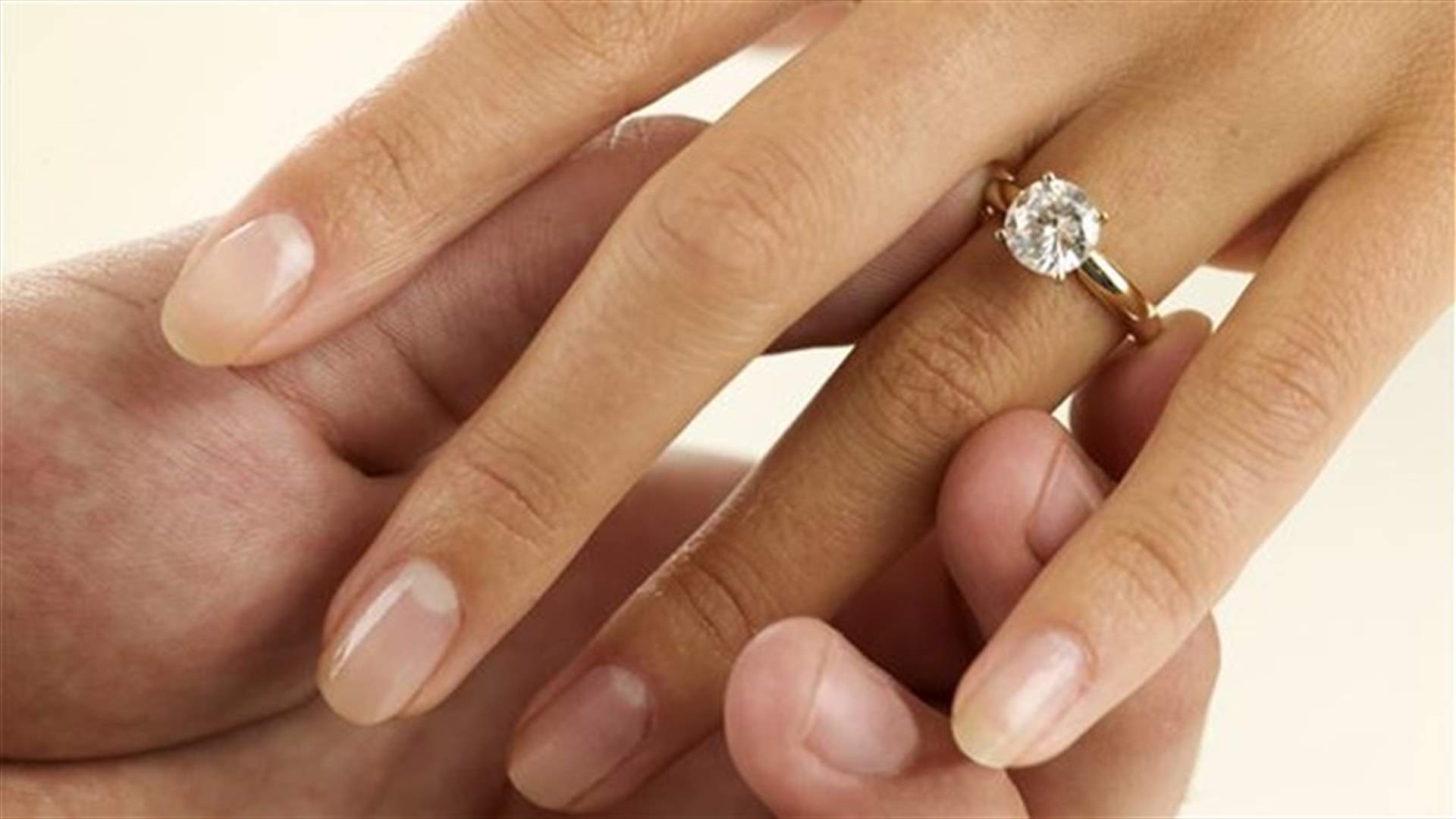 لماذا نضع خاتم الزواج في يدنا اليُسرى؟