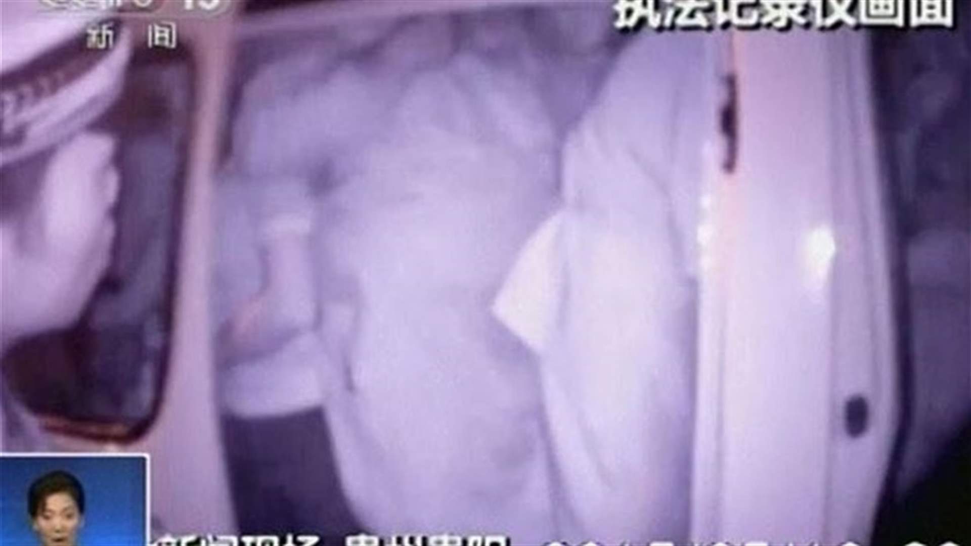 بالفيديو: 51 راكباً في سيارة مخصصة لـ6 فقط