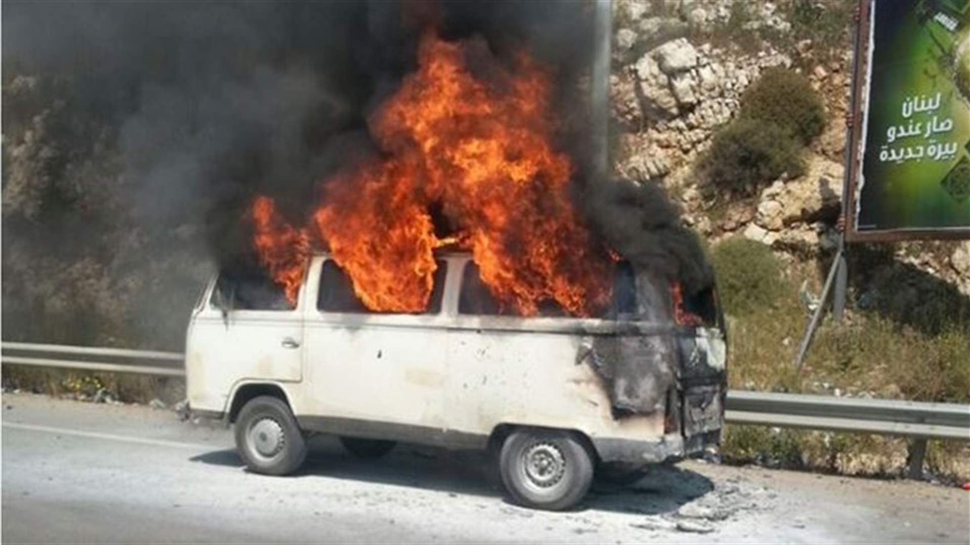 بالصور: احتراق "فان" في الدوسي عكار 