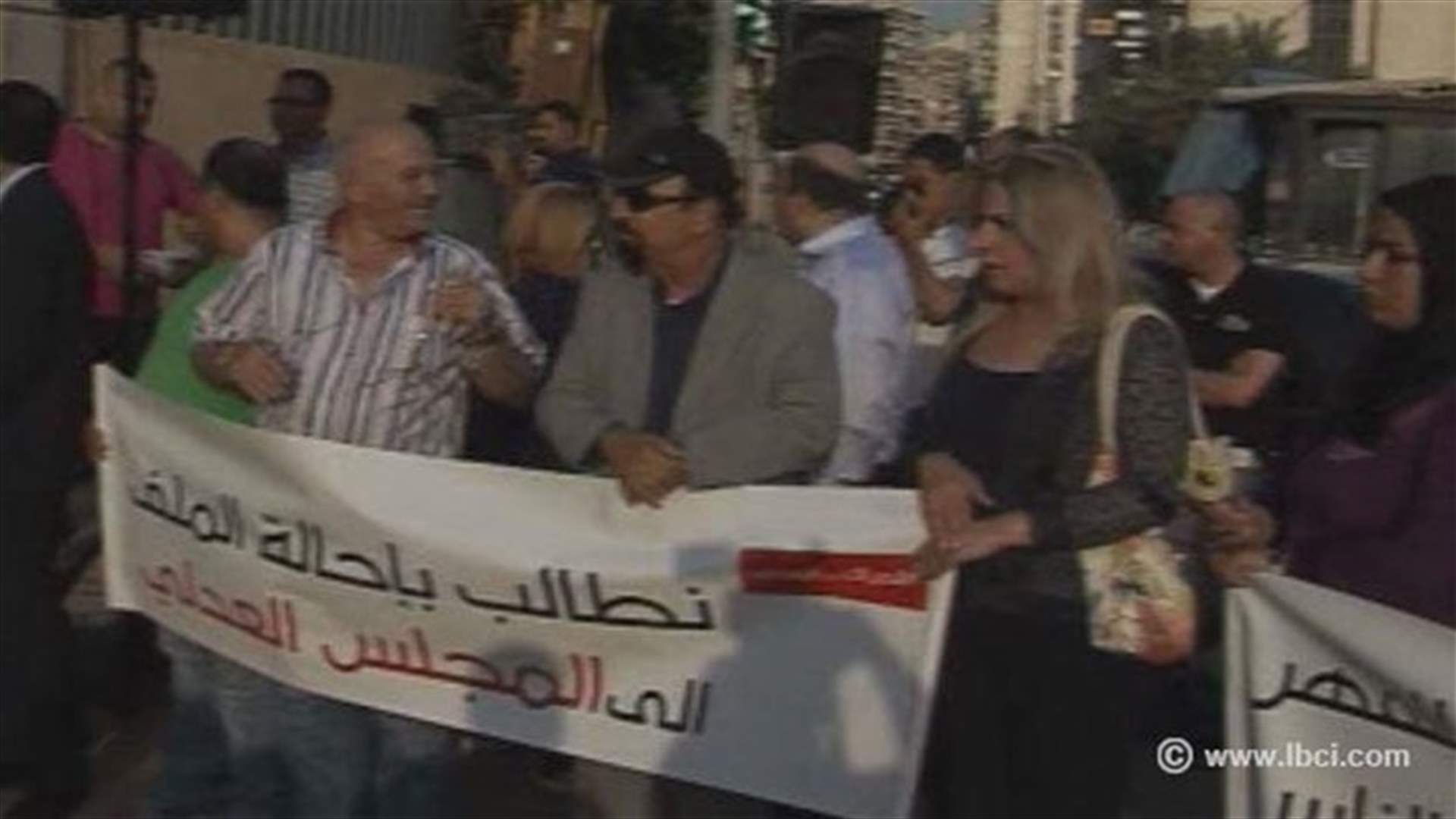تجمع للحراك المدني أمام نقابة المحامين: نأمل أن تتحق العدالة بحق الظالمين 