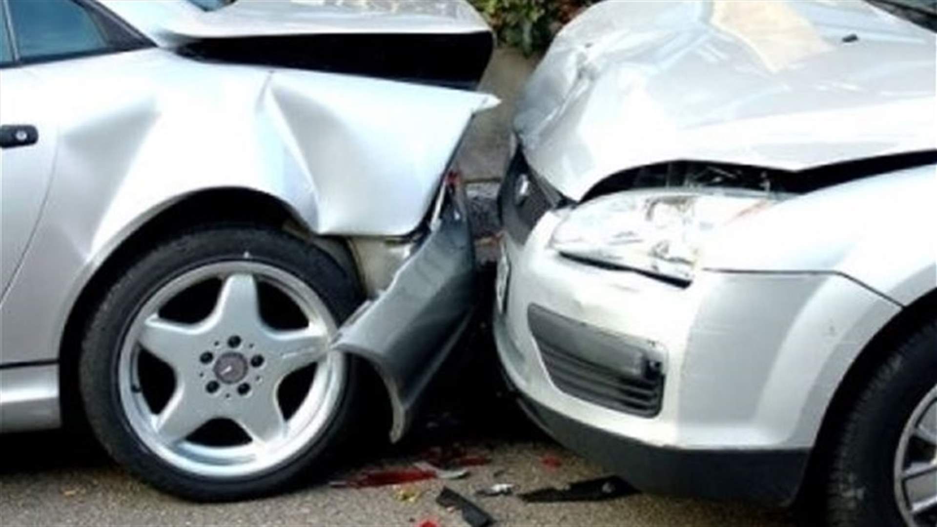 وفاة فتاة وجرح رفيقتها بحادث سير