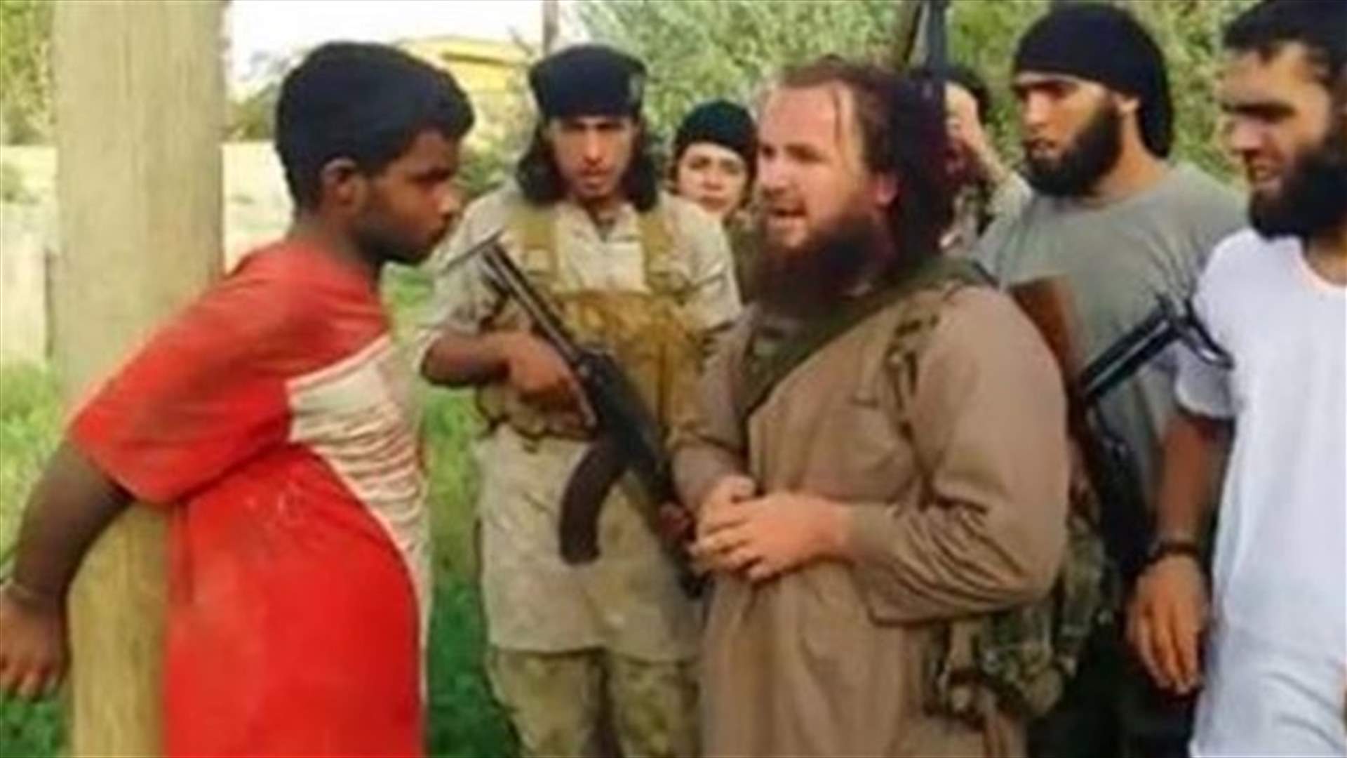 جديد فظائع داعش : اعدام فتى بقذيفة صاروخية