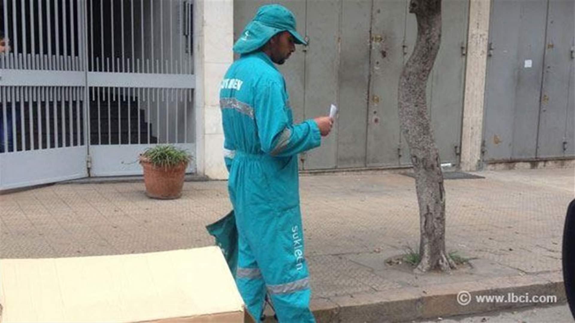 بالصورة - مطالب العمال الأجانب في سلة النفايات