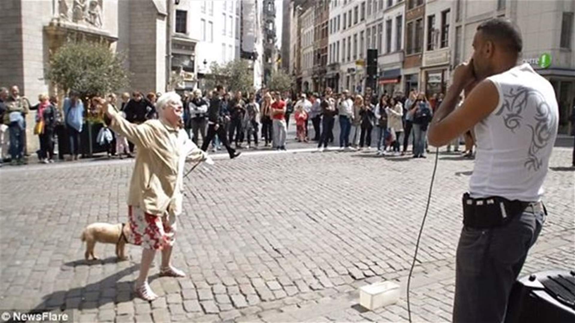 بالفيديو: جدّة تفاجئ المارة برقصةٍ في الشارع