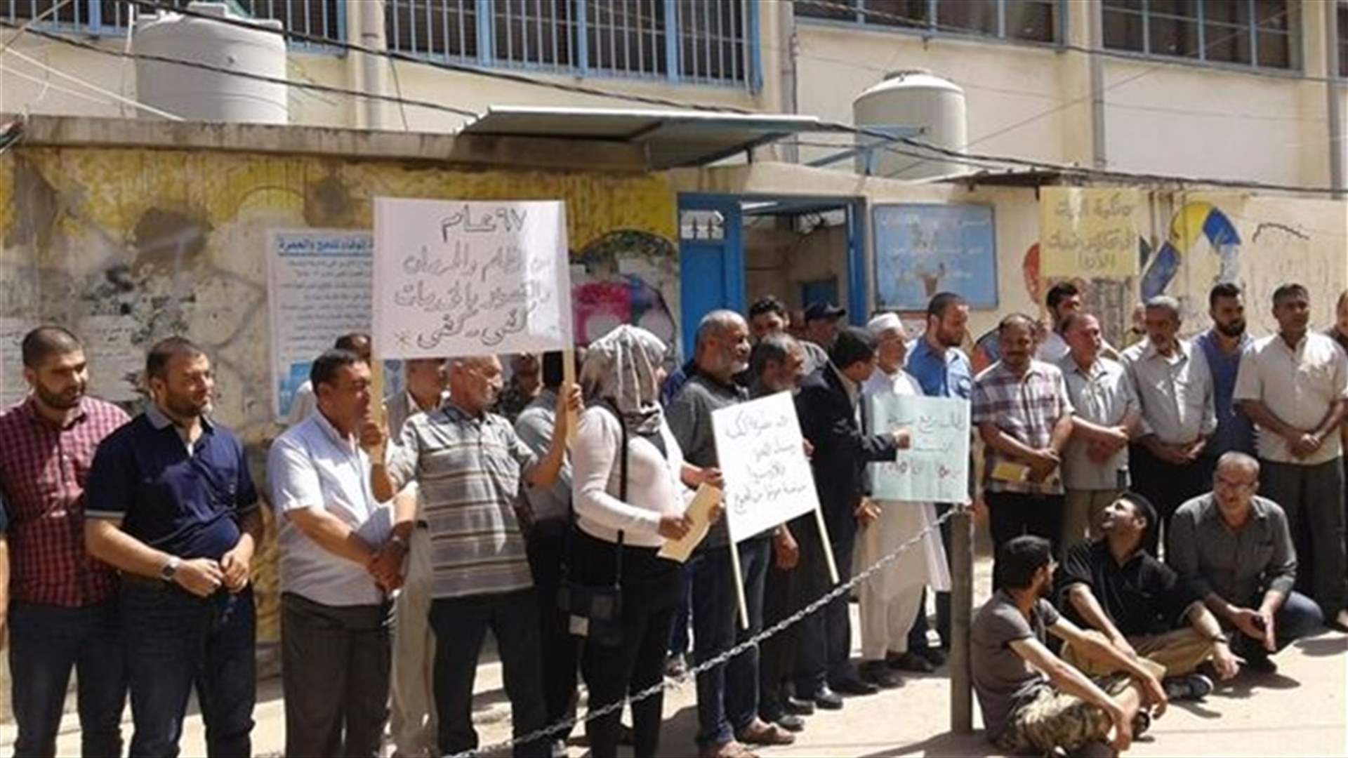 اعتصام فلسطيني بعين الحلوة احتجاجا على تدني خدمات الاونروا