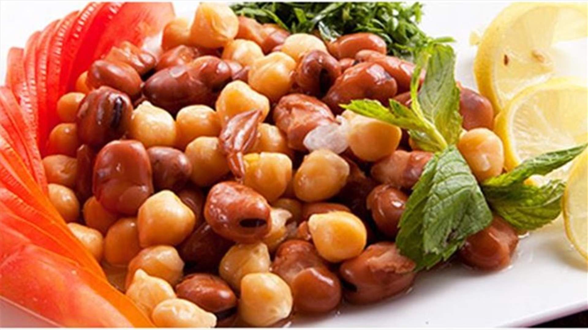 الفول والحمص لفطور لبناني تقليدي