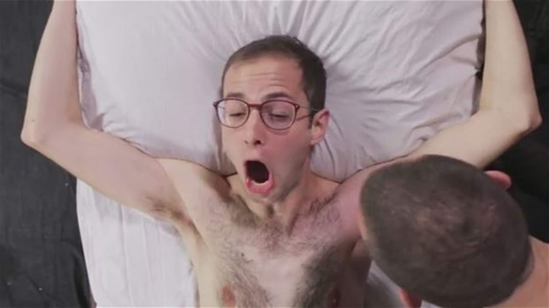 بالفيديو: رجال يختبرون إزالة شعر الصدر لأول مرة