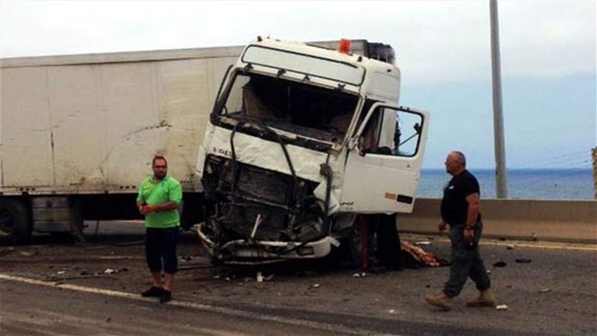 بالصور..جرح سائق شاحنة بعد اصطدامها بحائط أوتوستراد البربارة 