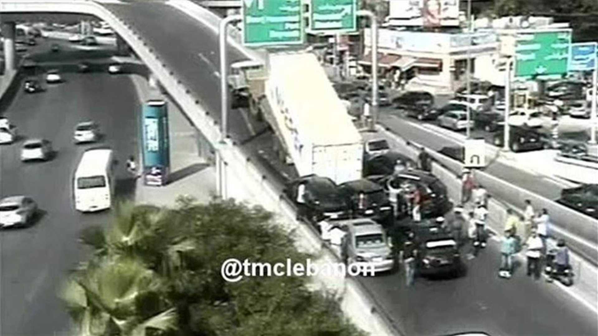 [PHOTO] Container slips off truck on Nahr el-Mot highway
