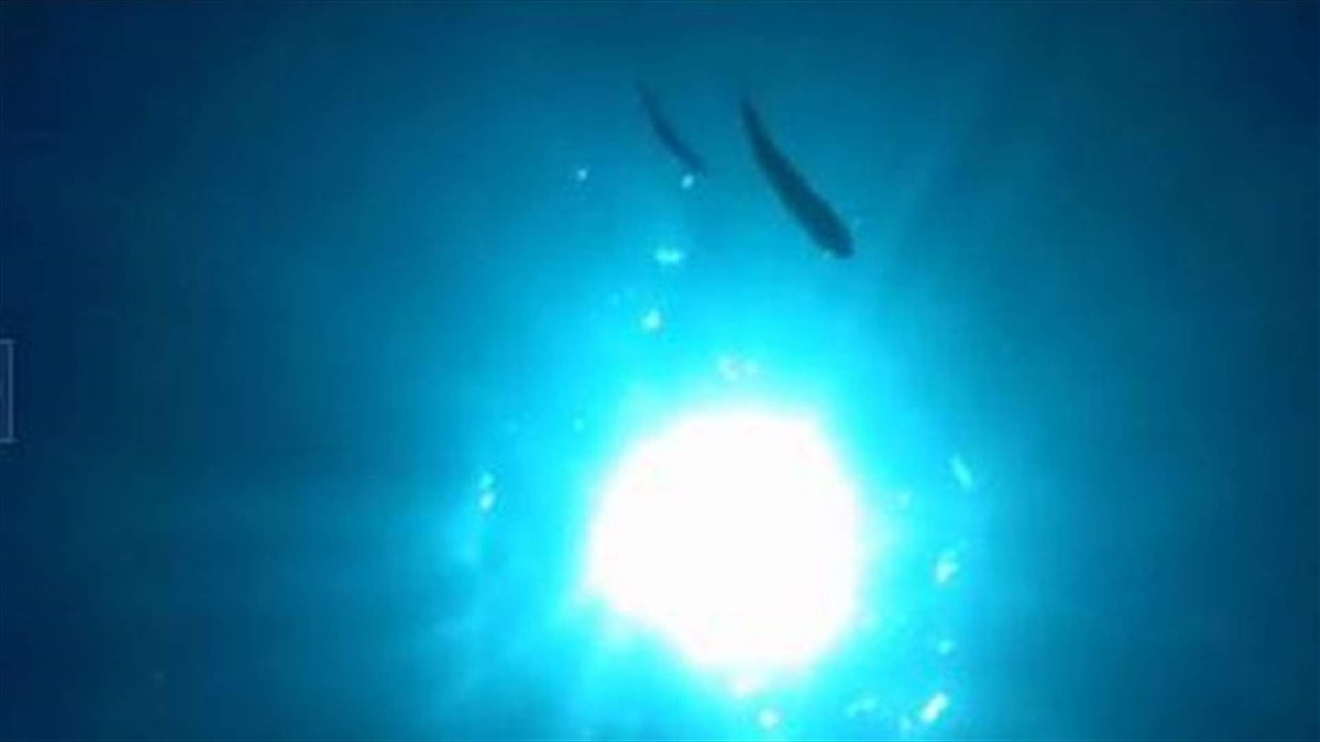 بالفيديو: أوقع هاتفه في البحر والنتيجة كانت مذهلة