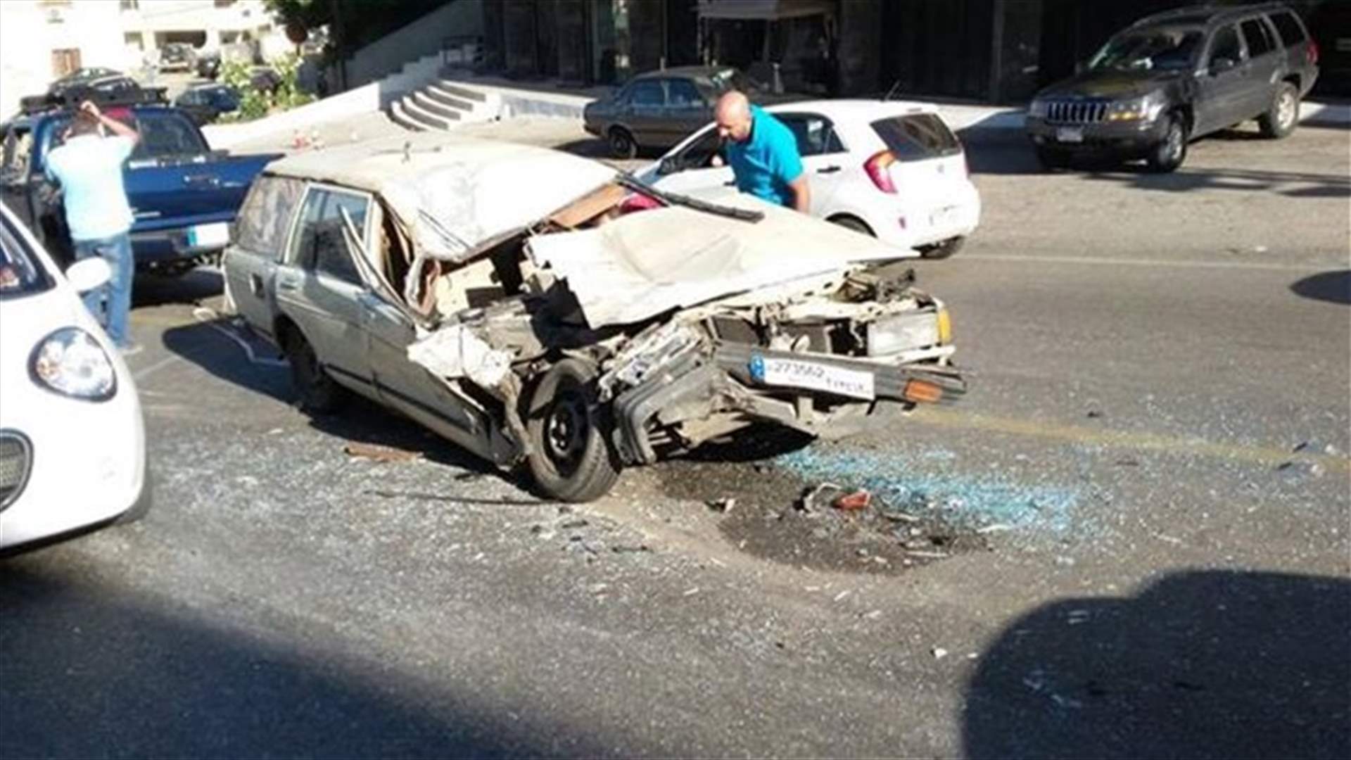 بالصور: تصادم بين سيارة وشاحنة على طريق عام بلونة
